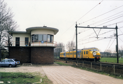 129138 Gezicht op het seinhuis (post T) Blauwkapel aan de Eykmanlaan te Utrecht, met rechts een electrisch treinstel ...